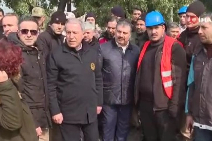 Bakan Akar ve Bakan Koca, Hatay’da kent merkezindeki arama kurtarma çalışmalarını inceledi