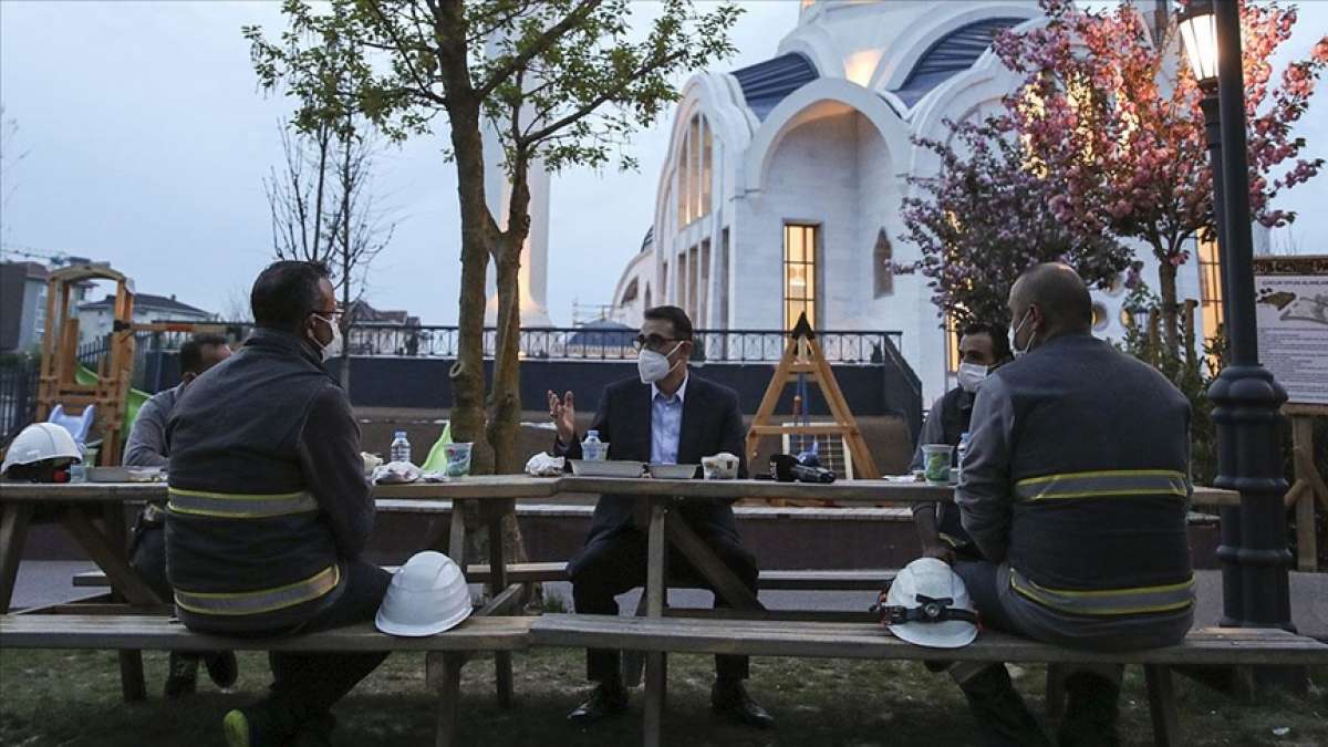 Bakan Dönmez, elektrik dağıtım işçileriyle iftar yaptı