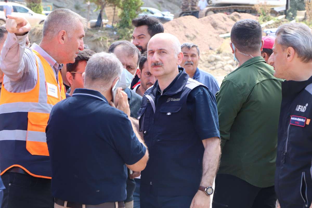 Bakan Karaismailoğlu: 'Afet olduğunda etkilenmeyecek yapılar inşa edeceğiz'