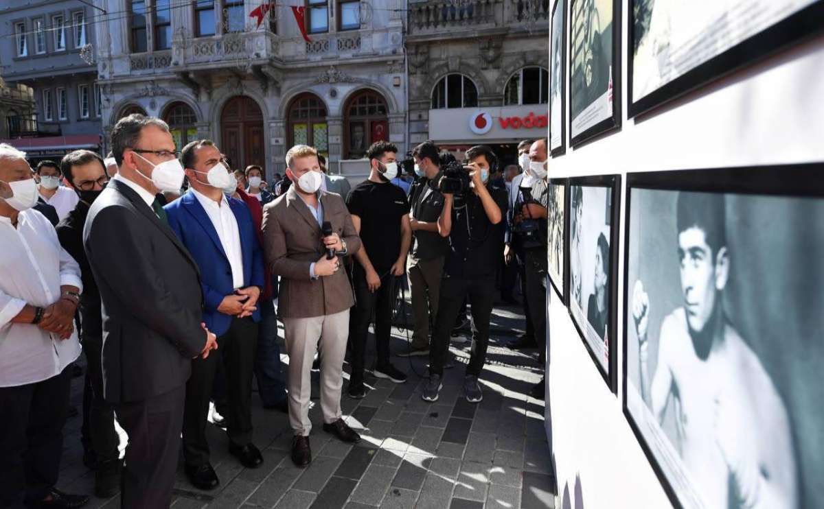 Bakan Kasapoğlu, Altın kalpli eldiven sergisini gezdi