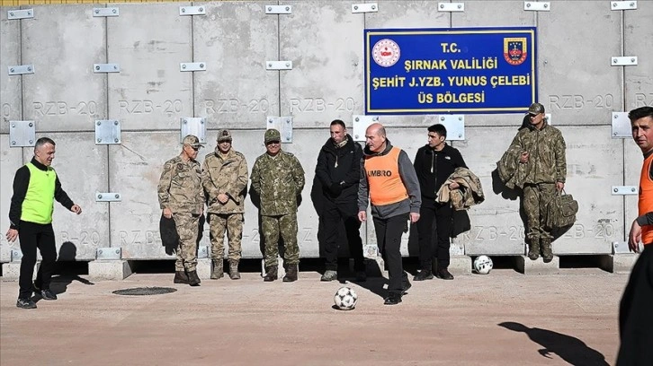 Bakan Soylu, Şırnak'taki Şehit Jandarma Yüzbaşı Yunus Çelebi Üs Bölgesi'nde incelemelerde