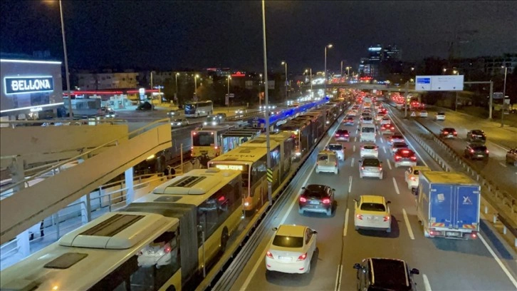 Bakırköy'de metrobüs arızalanınca uzun araç kuyruğu oluştu