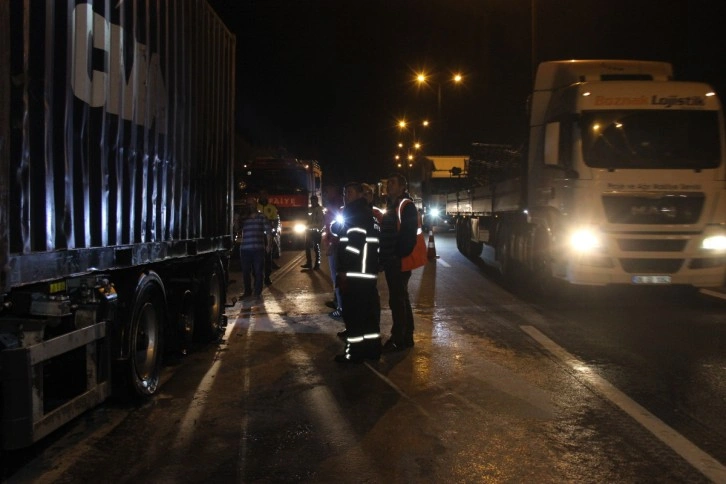 Balatadan çıkan alev önce tırın lastiklerini sonra konteyneri yaktı