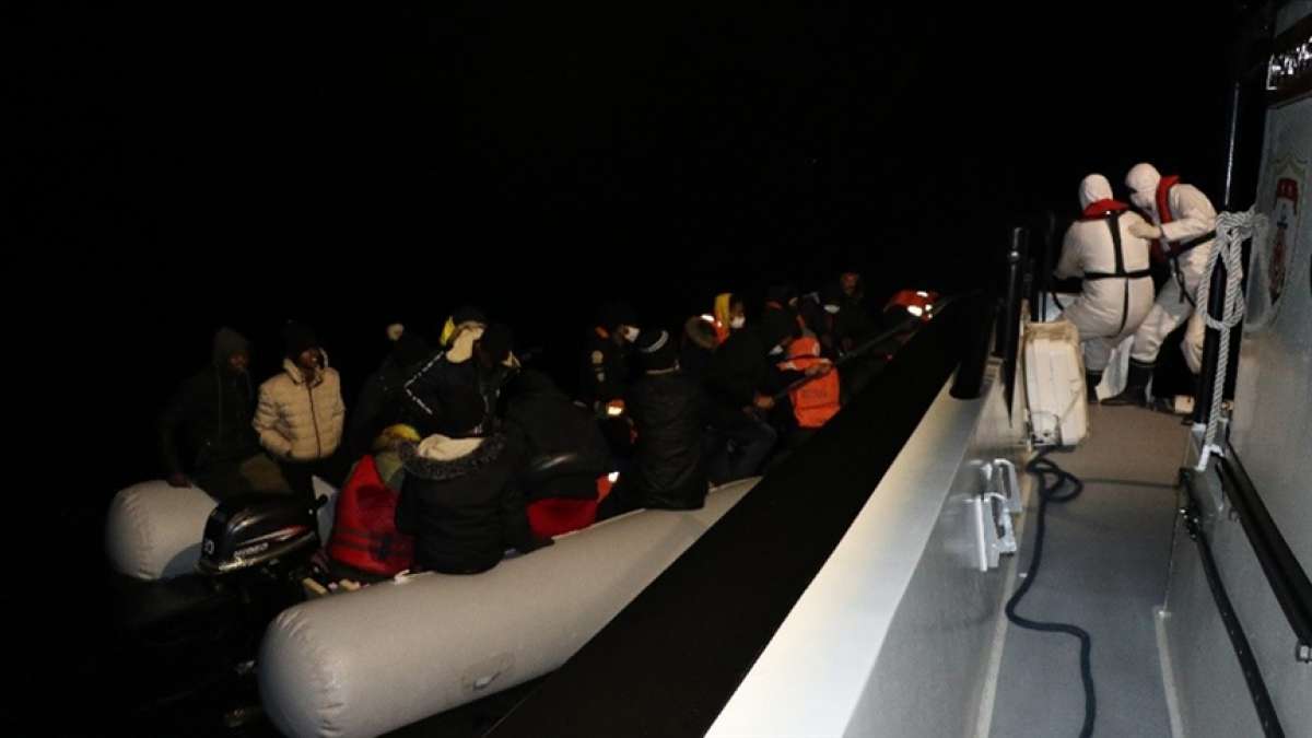 Balıkesir'de 36 sığınmacı botları batmak üzereyken kurtarıldı