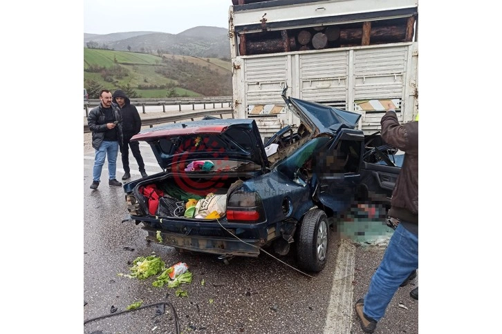 Balıkesir'de otomobil kamyona arkadan çarptı: 2 ölü, 6 yaralı