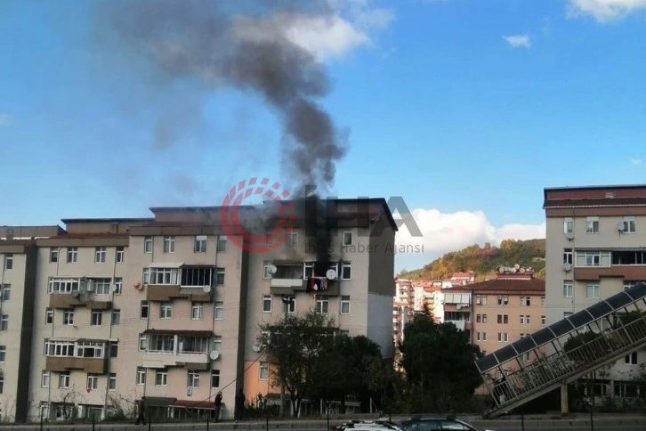 Balkonda başlayan yangın evin içine sıçradı