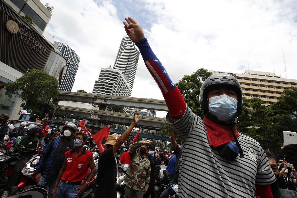 Bangkok'ta yüzlerce araçlık hükümet karşıtı protesto