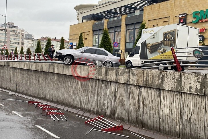 Bariyerlere çarpan otomobil köprüde asılı kaldı: 1 yaralı