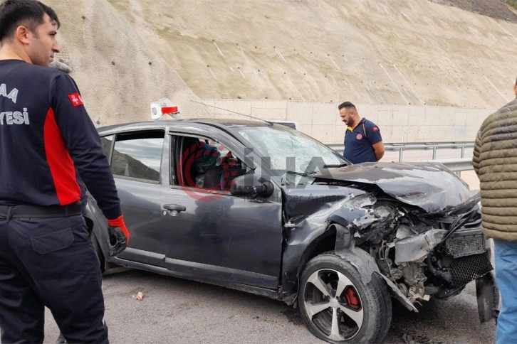 Bariyerlere çarpan otomobilde bulunan 2 kişi yaralandı