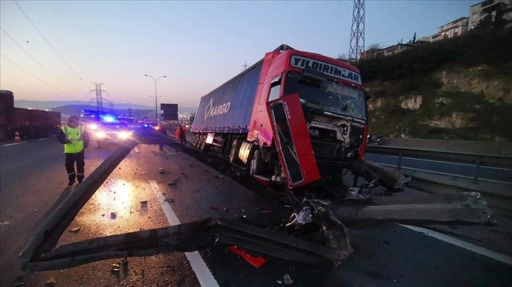 Bariyerlere çarpan tır Anadolu Otoyolu'nun Kocaeli kesiminde ulaşımı aksattı