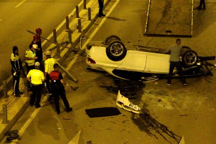 Bariyerleri aşan otomobil alt geçide düştü: 3 yaralı