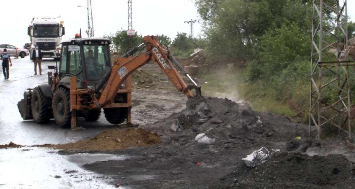 Başakşehir'de yol kenarına atılan kimyasal atığın üzeri toprakla örtüldü