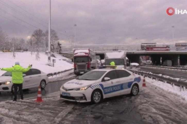 Basın ekspres yolunda trafik kontrollü olarak sağlanıyor