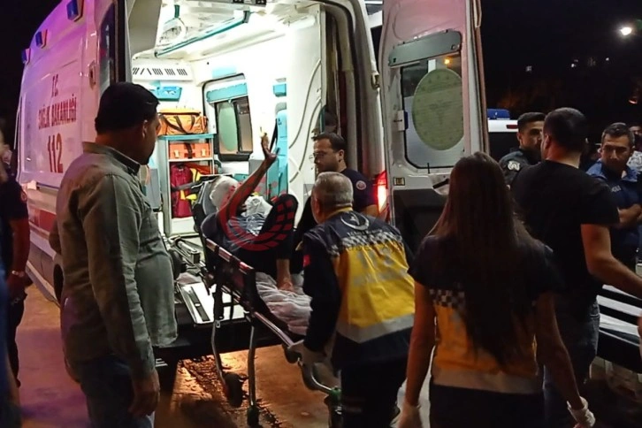 Başından vuruldu, el sallayarak ambulansa bindi