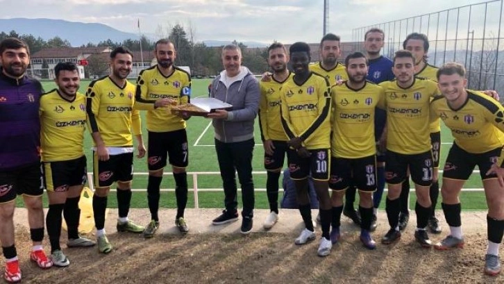 Başkan Ünal futbolculara baklava ikramında bulundu