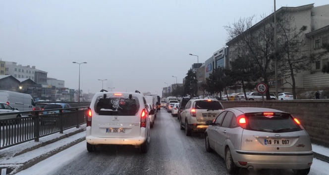 Başkent güne kar ile uyandı