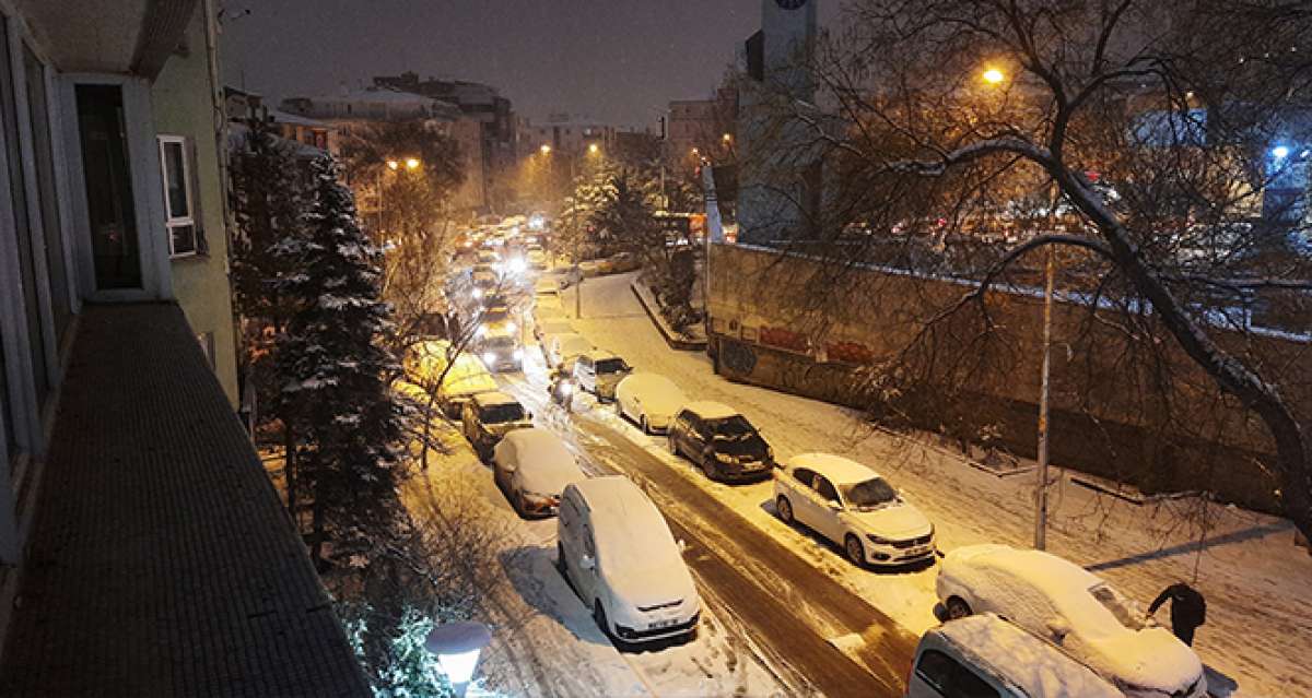 Başkent'te kar trafiği durma noktasına getirdi