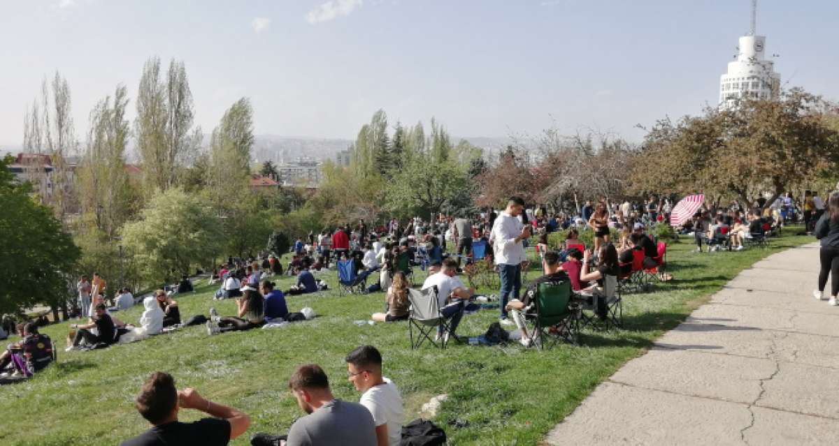 Başkent'te kısıtlamaya dakikalar kala sosyal mesafe unutuldu