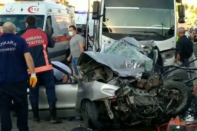 Başkent’te otomobil ile servis kafa kafaya çarpıştı