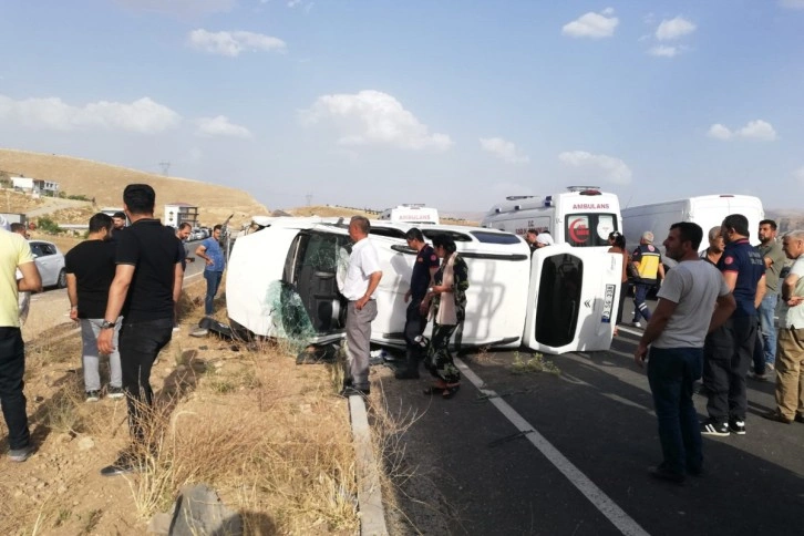 Batman'da hafif ticari araç takla attı: 6 yaralı