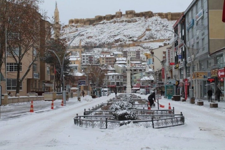 Bayburt'a lapa lapa kar yağdı, kar kalınlığı 40 santimetreyi buldu