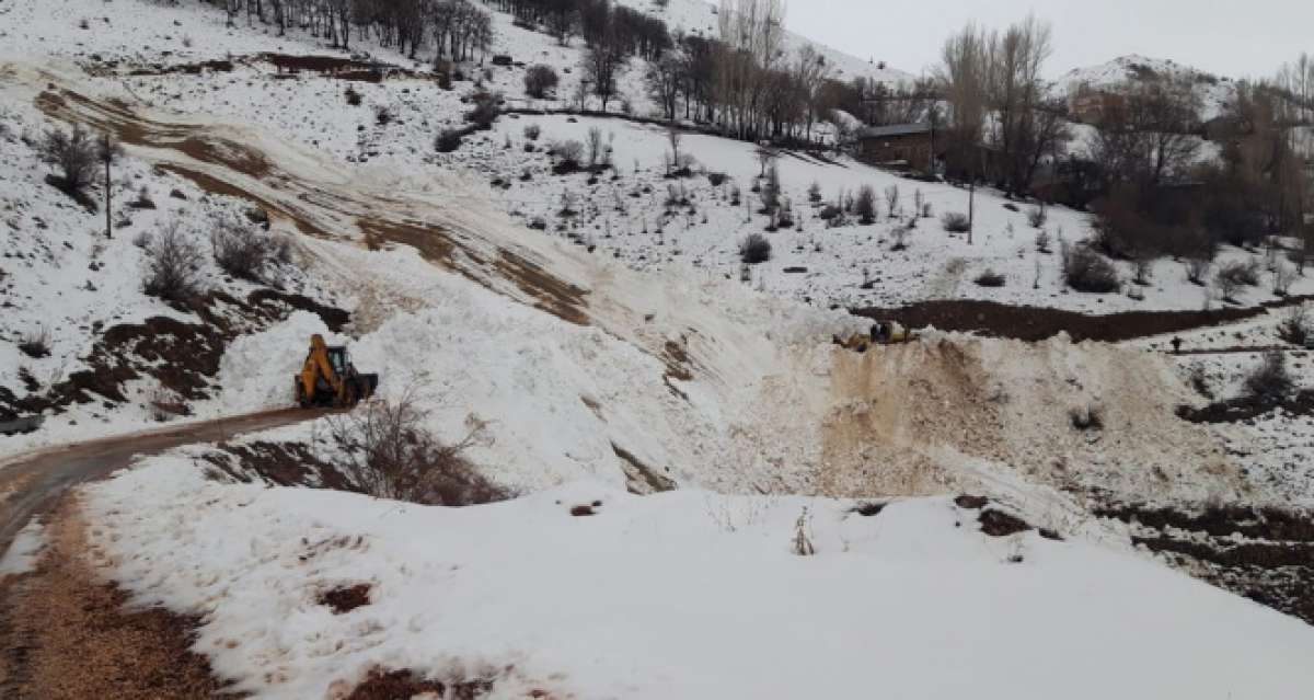 Bayburt'ta çığ düşmesi sonucu kapanan köy yolu ulaşıma açıldı