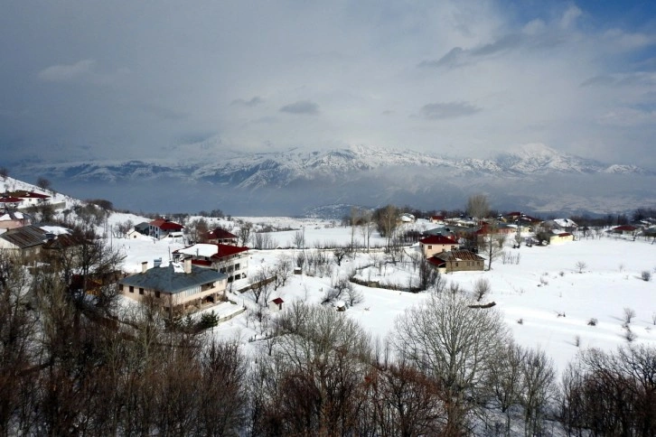 Bayburt’un yüksek kesimlerinde kar yağışı etkili oldu