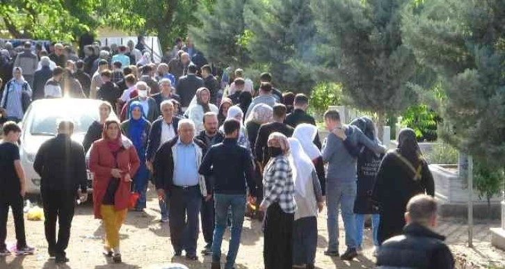 Bayram sabahı binlerce vatandaş, metrelerce araç kuyruğu ile akın etti