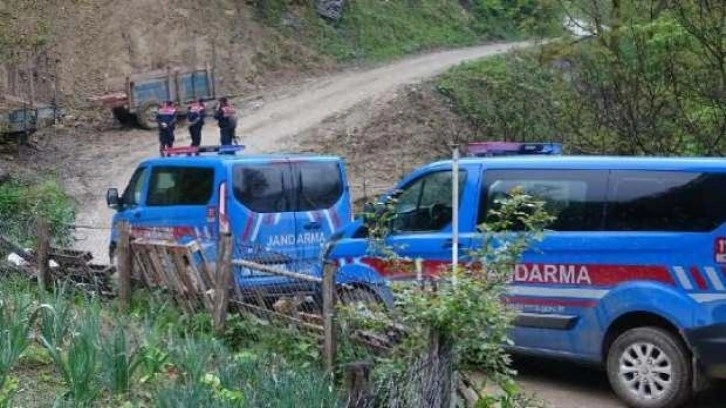 Bayramlaşmak için geldi, karısını öldürüp, oğlunu yaraladı