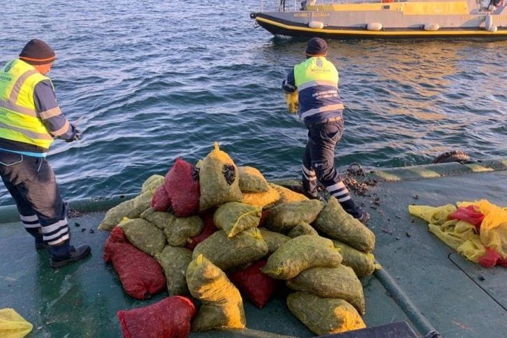 Bayrampaşa Hali’nde 5 ton kaçak midye ele geçirildi: Canlı midyeler denize bırakıldı