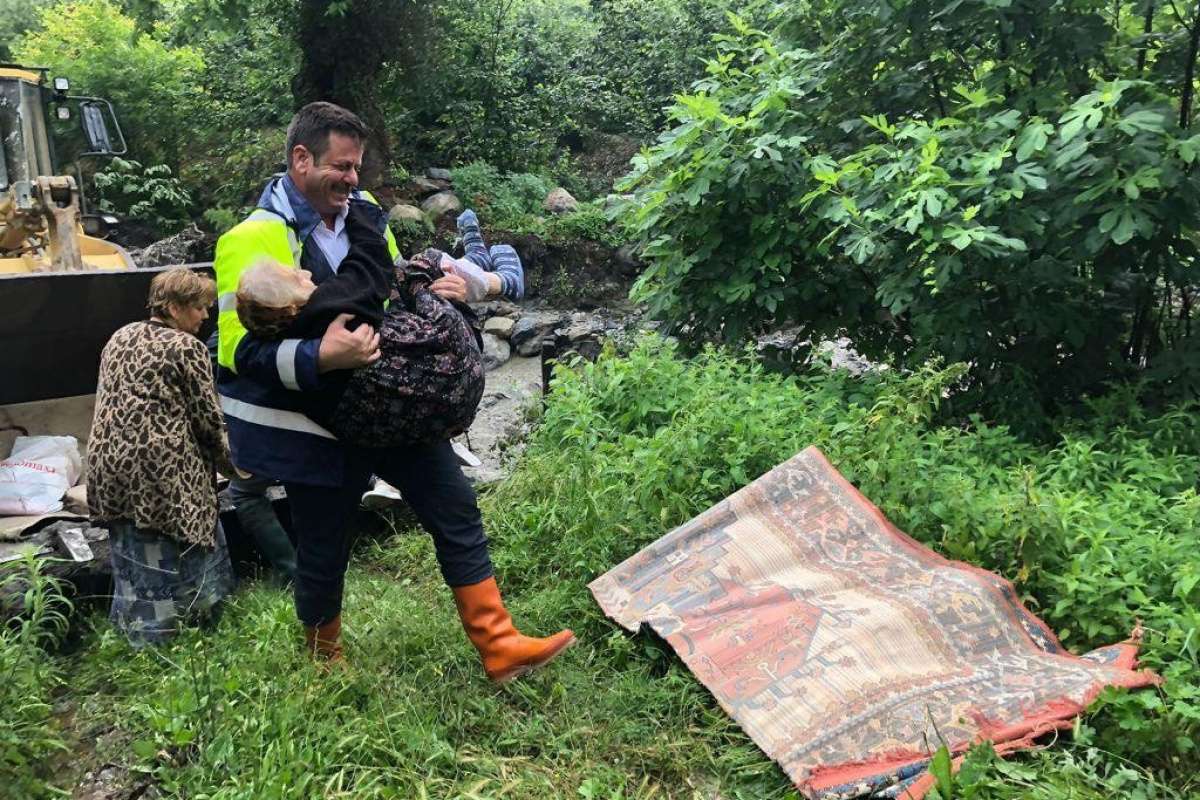 Belediye başkanı 100 yaşındaki kadını böyle kurtardı