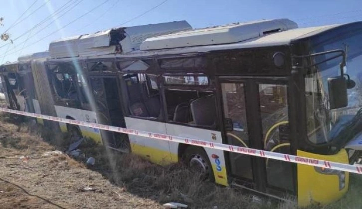 Belediye otobüsü elektrik direğine çarptı: 17 yaralı