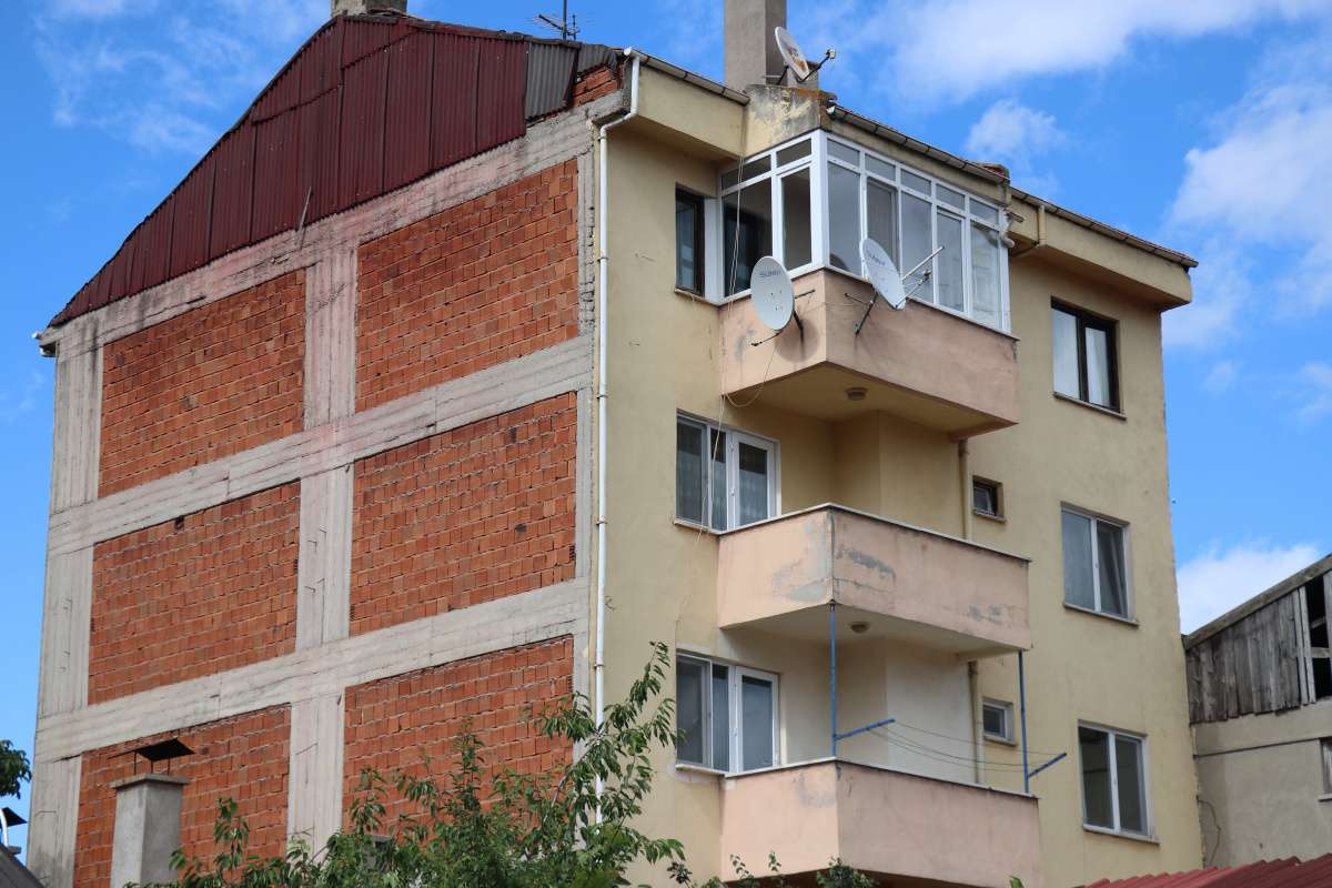 Belediyenin aşçısı apartmanın terasında ölü bulundu