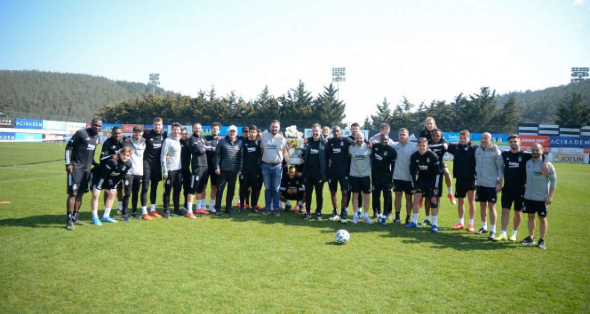 Beşiktaşlı futbolculardan sağlık ekibine çiçek