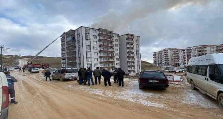 Besni’de çatı yangını paniğe neden oldu