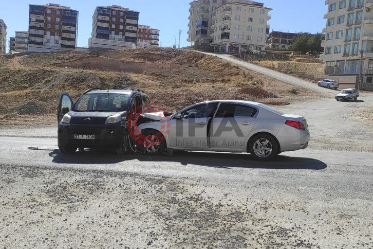 Besni’de trafik kazası: 2 yaralı