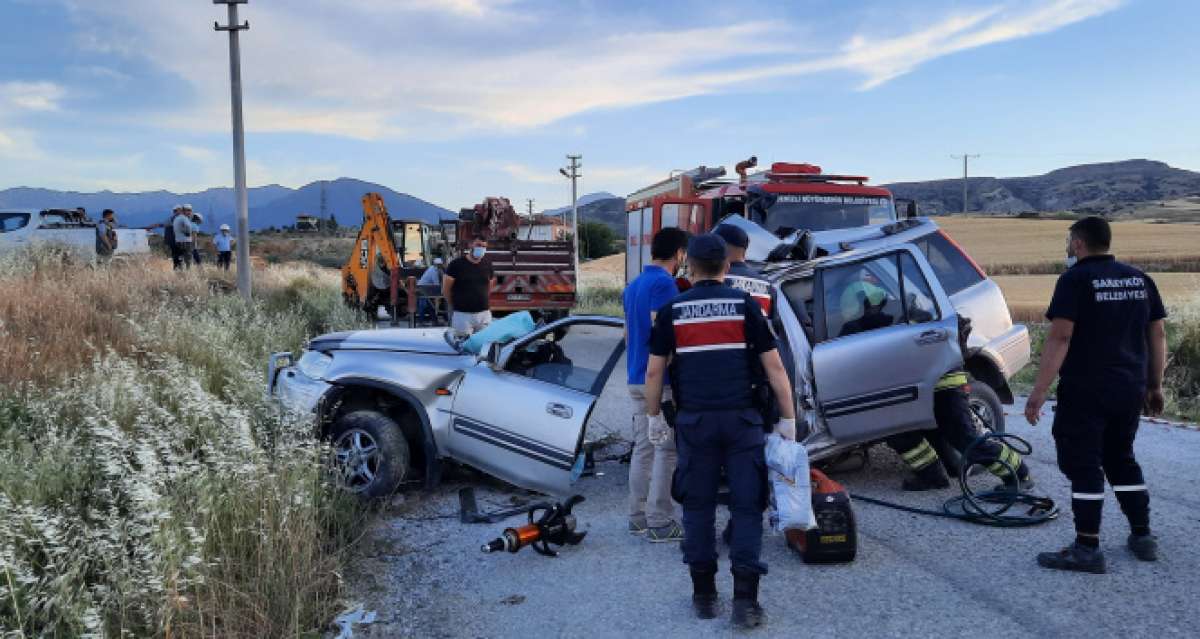 Beton elektrik direğini 3'e bölen lüks cip 2'ye ayrıldı: 2 ölü