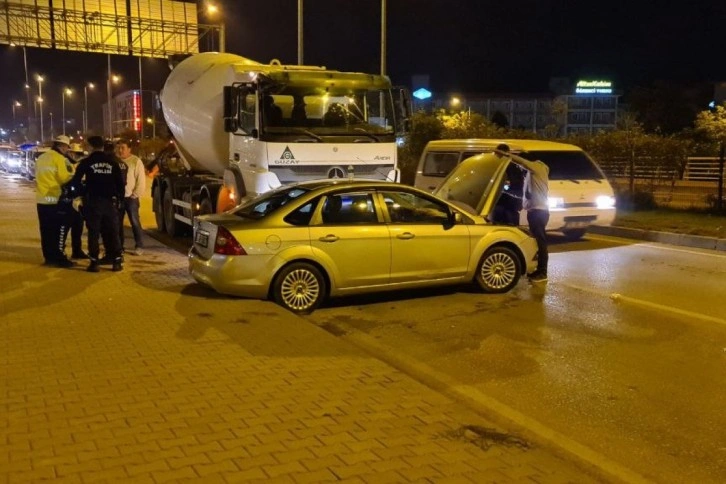 Beton mikseri otomobili metrelerce sürükledi, kadın yolcu sinir krizi geçirdi