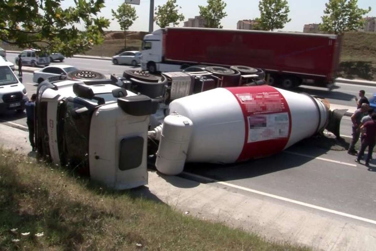 Beton yüklü mikser otomobile çarpıp otoyola devrildi: 1 yaralı