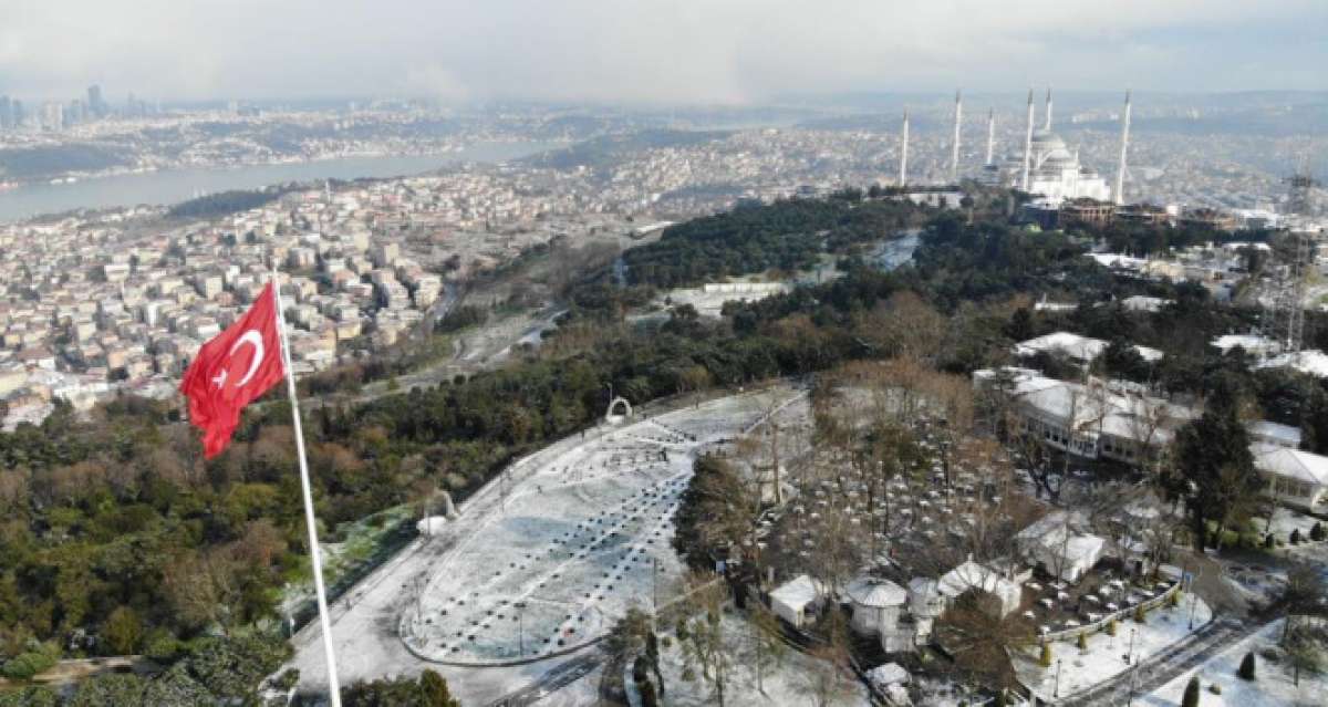 Beyaza bürünen Çamlıca Tepesi manzarası ile mest etti