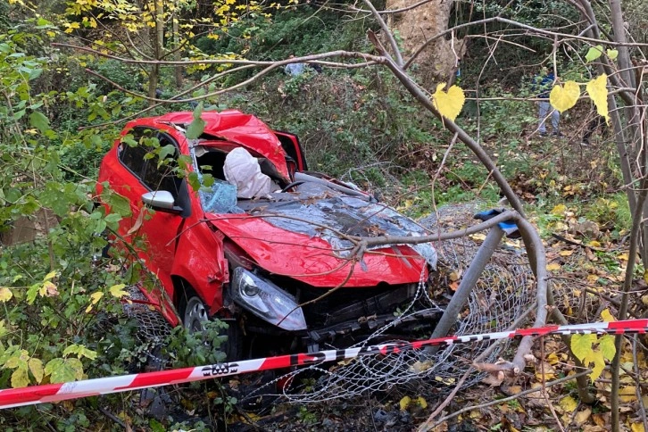 Beykoz’da aşırı süratli seyreden otomobil ağaçlara çarptı: 1 ölü, 1 yaralı