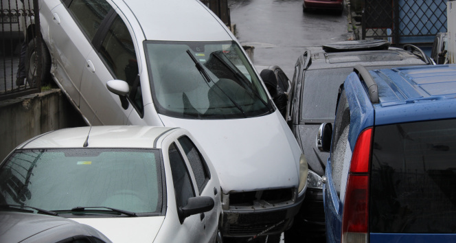 Beylikdüzü'nde kazaya karışan otomobil otoparktaki araçların üstüne uçtu