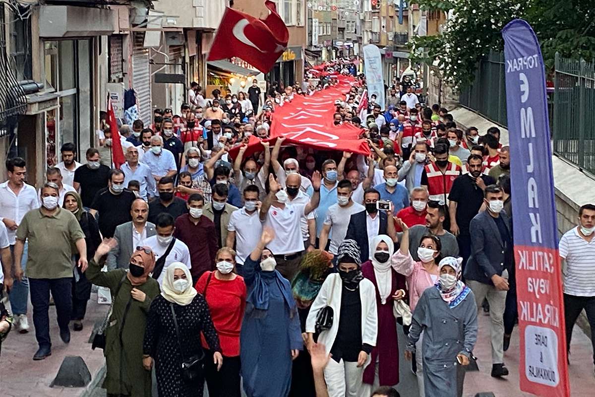 Beyoğlu'nda 250 metrelik bayrağın altında yaklaşık bin kişi yürüdü