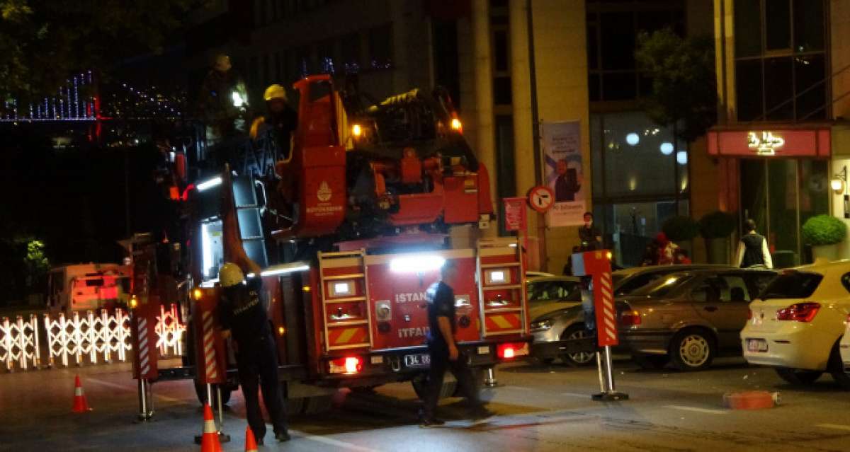 Beyoğlu'nda lüks otelin çatısında korkutan yangın