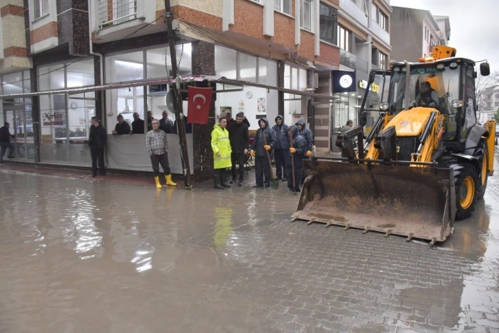 Biga Belediyesi ekiplerinden kuvvetli yağışa anında müdahale