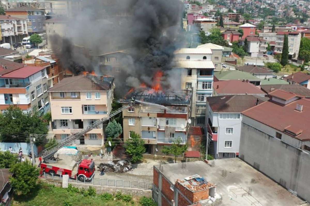 Binanın çatı katında çıkan ve üç binaya daha sıçrayan yangın söndürüldü