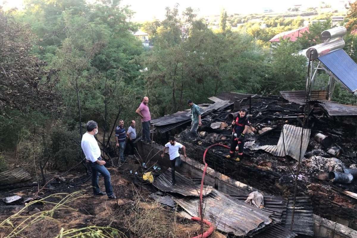 Bingöl'de çatı yangını, 1 kişi hastaneye kaldırıldı