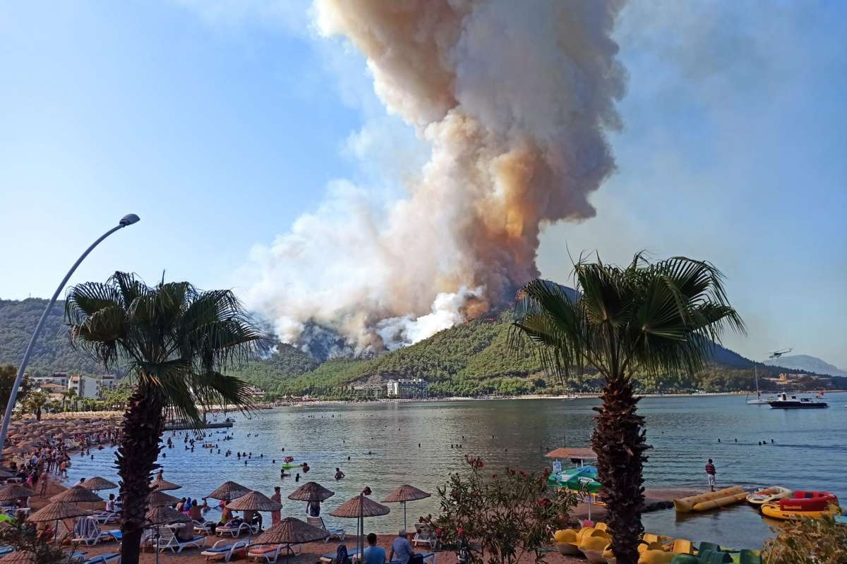 Bir yanda yangın, diğer yanda deniz keyfi