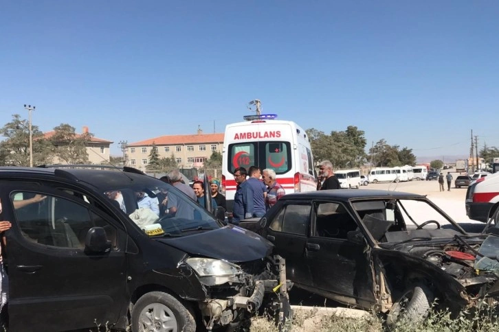 Biri 3 yaşındaki 2 kişi trafik kazasında yaralandı