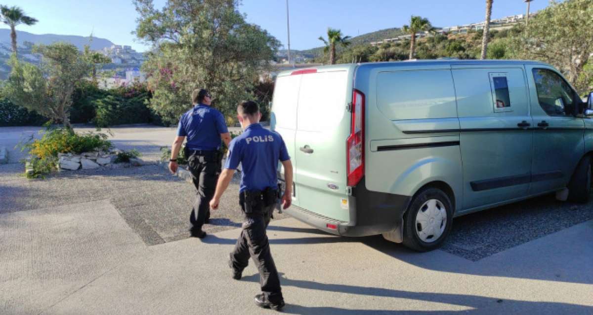 Bodrum'da bankaya ve zırhlı araçlara taşlı saldırı